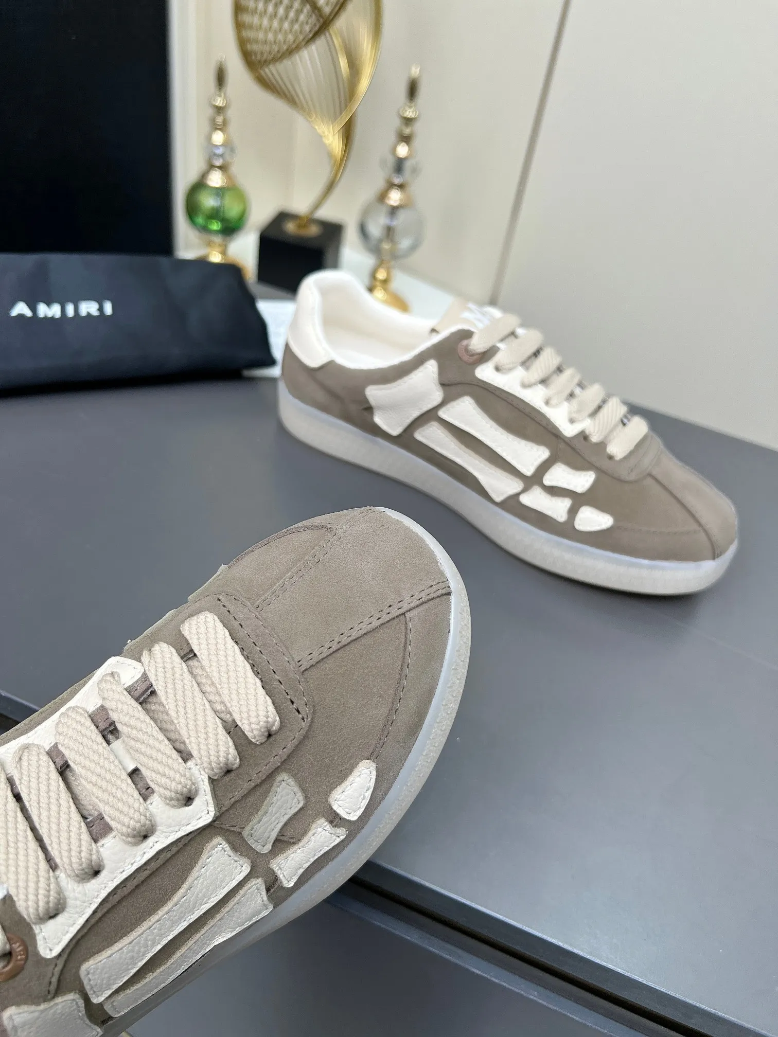 Men's Men's Shoes 💰580 Bone Shoes · AMIRI Skel-Top AMIRI 🔥 launches a new "ThePacific" series of low-top casual sports moral training shoes in the early spring of 2025. This iconic shoe covers men's and women's shoes, drawing inspiration from the brand's classic sports style and elegantly integrating West Coast style. "The Pacific" contrasting five-pointed star series is rooted in Amiri's unique California genes, showing the freedom and leisure atmosphere of the West Coast. This series launches two styles that incorporate the brand's iconic elements: the leather version is made of pure white leather with a same-color sole, and is embellished with star patterns on the side of the shoe, just like the bright starry sky of California. The black and ocean blue colors are shared by men and women, and there is also a red star model exclusive for men and a light pink star model exclusive for women. The suede model is decorated with the brand's classic bone pattern on the side of the shoe. The rubber sole and suede fabric complement each other. The color scheme covers black, chocolate and sand, and is suitable for both men and women. Made of imported cowhide and decorated with bone pieces on the sides of the upper, it is novel and unique and has a good three-dimensional effect! High-density breathable mesh lining + original molded TPU outsole 🙏 Recommended by celebrities, bloggers and internet celebrities, 🚵🏻 an indispensable item for shopping, partying and traveling. One of the most unmissable sneakers in 2025 ✦Color: 10 colors available ✦Size: Women’s size 35--40 ✦Size: Men’s size 39--45